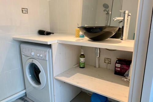 uma máquina de lavar roupa na casa de banho com um lavatório em Duplex Carcassonne centre em Carcassonne