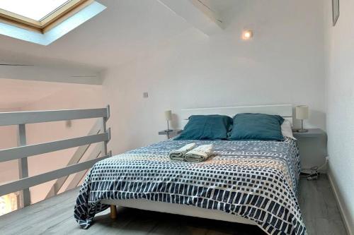 カルカソンヌにあるDuplex Carcassonne centreの青い枕が付いたベッドのある寝室