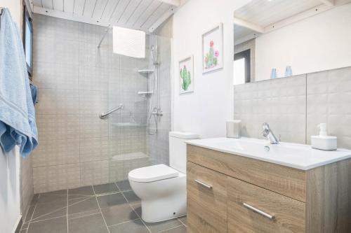a bathroom with a toilet and a sink and a shower at Villa La Era 2 in Cotillo