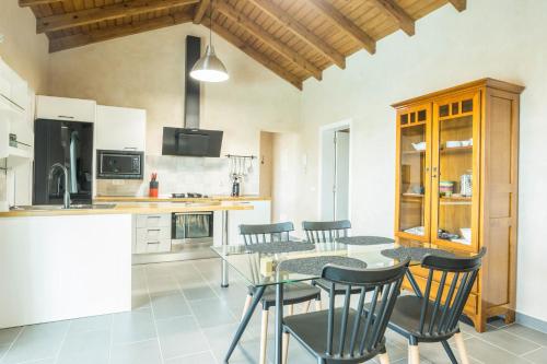 a kitchen and dining room with a table and chairs at Villa La Era 2 in Cotillo