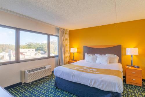 Postel nebo postele na pokoji v ubytování Days Inn by Wyndham Absecon Atlantic City Area