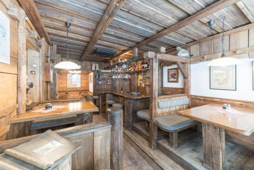 un ristorante con pareti e tavoli in legno e panche di Ferienwohnungen Rustica a Längenfeld