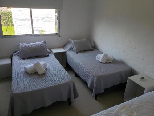 Habitación con 2 camas y toallas. en La Juliet, en Colonia del Sacramento