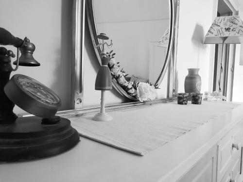 a table with a mirror and a lamp on it at Casa vacanze San Giovanni nei Sassi in Matera