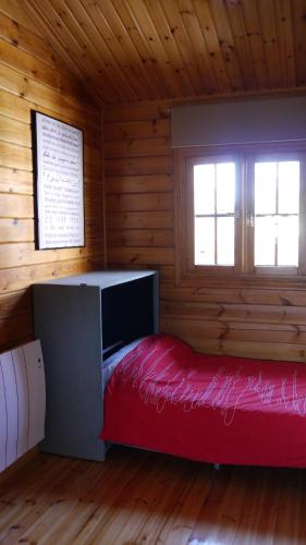 um quarto com uma cama num chalé de madeira em Casa Azul em Santillana del Mar