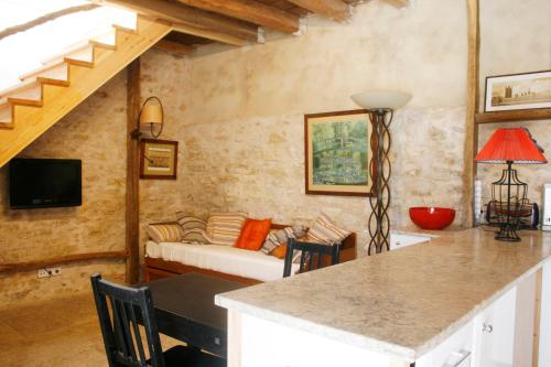 eine Küche und ein Wohnzimmer mit einem Sofa in einem Zimmer in der Unterkunft Sonho do Poeta in Sintra