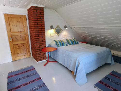 a small room with a bed and a door at Villa Kotiranta in Jämsä