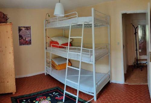 Cette chambre comprend 3 lits superposés. dans l'établissement Boost Your Immo Canteneige Sainte Marie 391, à Vars