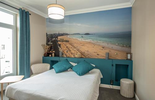 une chambre avec un lit avec vue sur la plage dans l'établissement La Villa du Sillon, à Saint-Malo