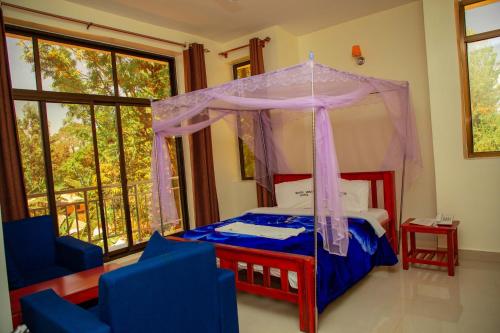 Postel nebo postele na pokoji v ubytování Kilimanjaro White House Hotel
