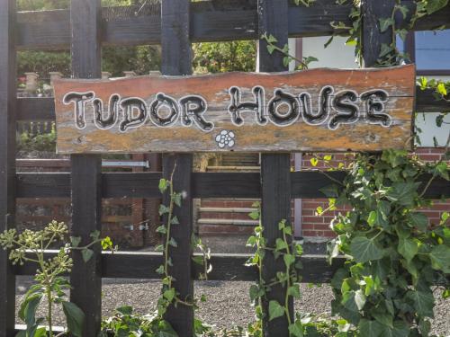 Tudor House – Photos 2