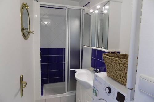 ein Badezimmer mit Dusche, Toilette und Waschbecken in der Unterkunft La Corniche in Agon Coutainville