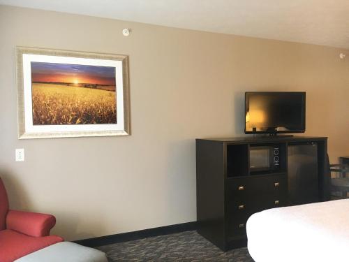 a hotel room with a tv and a bed and a tvictericter at Best Western Wheatland Inn in Colfax