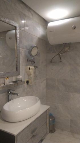 a bathroom with a white sink and a mirror at رميس البخاري in Buraydah
