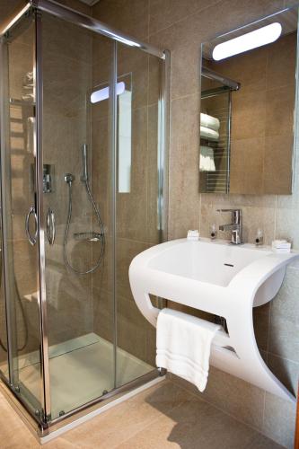une salle de bain avec un lavabo et une douche dans l'établissement Villa Azur, à Villeneuve-Loubet