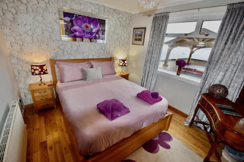 En eller flere senge i et værelse på Jenny's Bay at Loch Goil