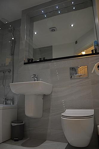 Bilik mandi di The Punchbowl Inn
