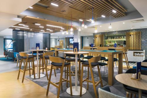 Un restaurant sau alt loc unde se poate mânca la Holiday Inn Express London - Watford Junction, an IHG Hotel