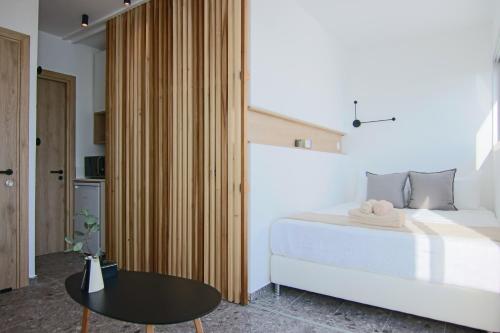 um quarto com uma cama grande e uma mesa em Phaedrus Living Seaview Modern Flat Lighthouse 52 em Paphos