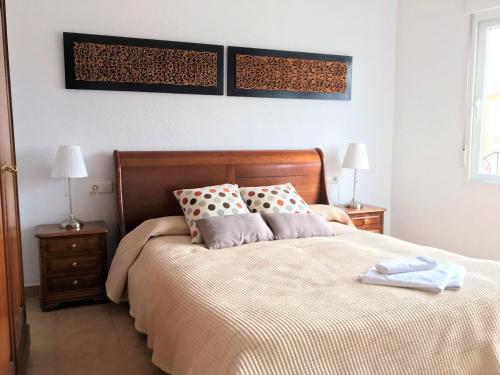 ein Schlafzimmer mit einem großen Bett mit zwei Nachttischen und zwei Lampen in der Unterkunft Apartment Ronda City Center in Ronda