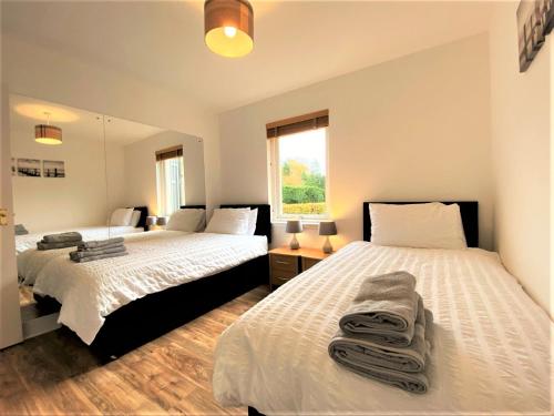 سرير أو أسرّة في غرفة في Grampian Serviced Apartments - Garden Neuk - Lesmurdie House