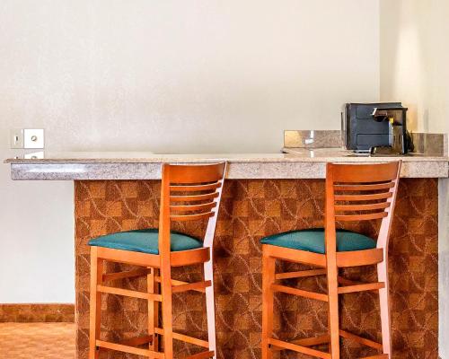 two chairs sitting at a bar with a counter top at Quality Inn in Lima