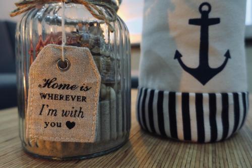 a glass jar with a tag in it with a picture of a ship at FeWo Oskar - exklusive Ferienwohnung in Sarnow