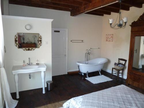 Een badkamer bij A L'Ombre Du Marronnier GITES