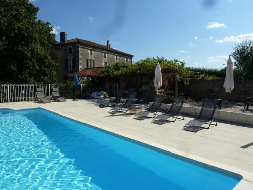 Swimmingpoolen hos eller tæt på A L'Ombre Du Marronnier GITES