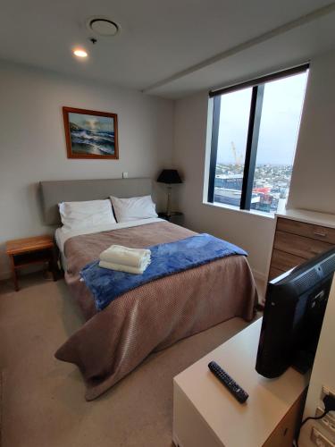 Een bed of bedden in een kamer bij Central location of Auckland Central