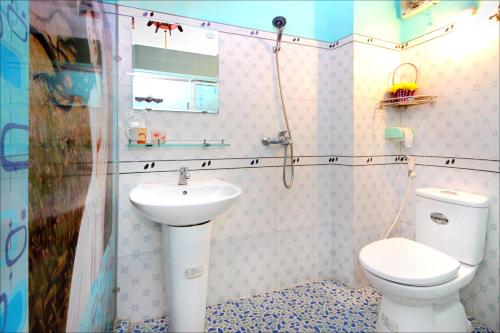 Phòng tắm tại Nha Lan Homestay
