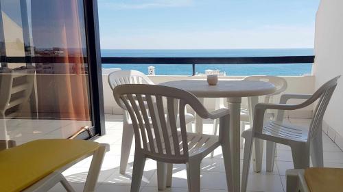 アルブフェイラにあるAlbufeira Ocean view (62)のテーブルと椅子、海の景色を望むバルコニー
