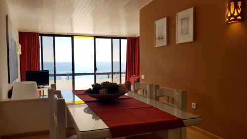 アルブフェイラにあるAlbufeira Ocean view (62)のダイニングルーム(海の景色を望むテーブル付)