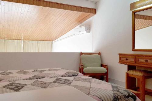 een slaapkamer met een bed, een dressoir en een spiegel bij Albufeira, Cerro Branco (42) in Albufeira
