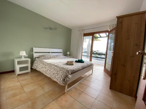 A bed or beds in a room at Casa Neem - Duplex 2ch dans village naturiste