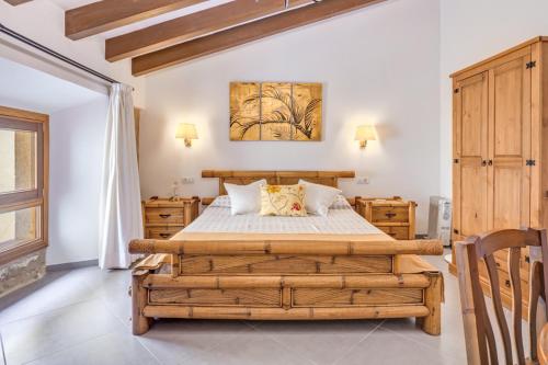 Schlafzimmer mit einem Holzbett und Holzmöbeln in der Unterkunft Can Bodeguita in Binissalem