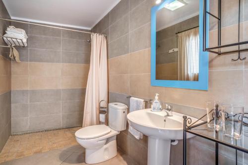 Can Bodeguita في بينيساليم: حمام مع مرحاض ومغسلة ومرآة