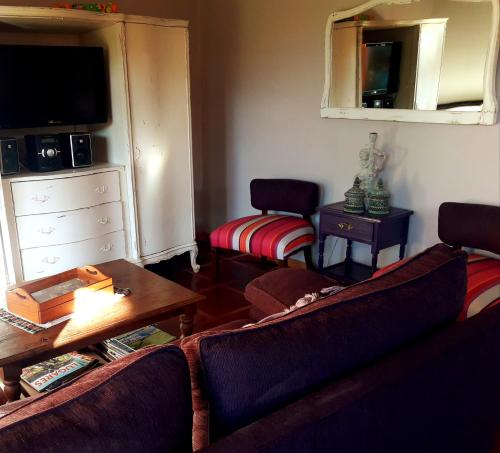 a living room with a couch and a table at La biblioteca in Olavarría