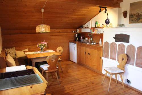 uma cozinha e sala de estar com mesa e cadeiras em Spring-Hof em Oberostendorf