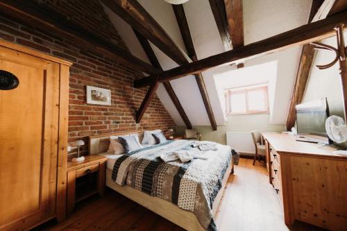 Una cama o camas en una habitación de Hotel U Hrabenky