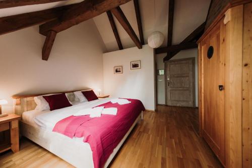 Una cama o camas en una habitación de Hotel U Hrabenky