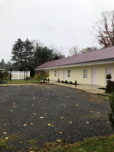 a house with a driveway in front of it at Oakes Oramel Inn in Oramel