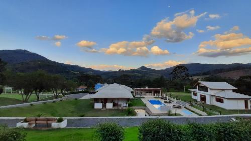 een luchtzicht op een huis en een zwembad bij Pousada Villarejo in Monte Verde