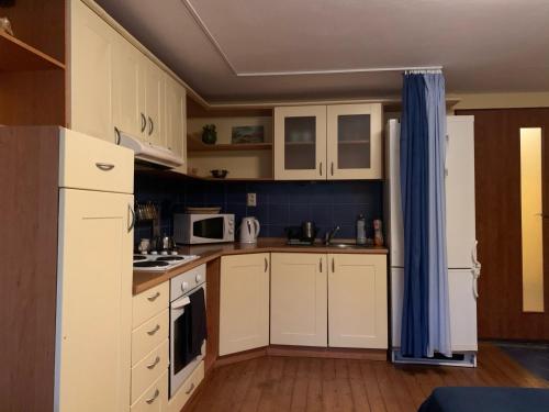 A kitchen or kitchenette at Cozy Studio with access to garden/terrace; peaceful area 2.2 km from the town