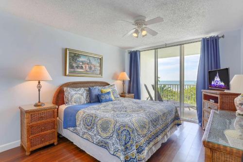 a bedroom with a bed with a view of the ocean at 104 Hamilton House in Clearwater Beach