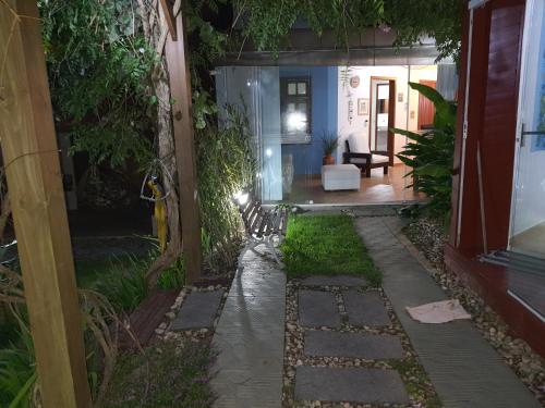 un jardín con un camino que conduce a una casa en Kata Hotel Boutique Floripa, en Florianópolis
