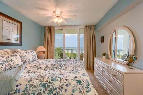 - une chambre avec un lit, une commode et une fenêtre dans l'établissement 105 Hamilton House, à Clearwater Beach