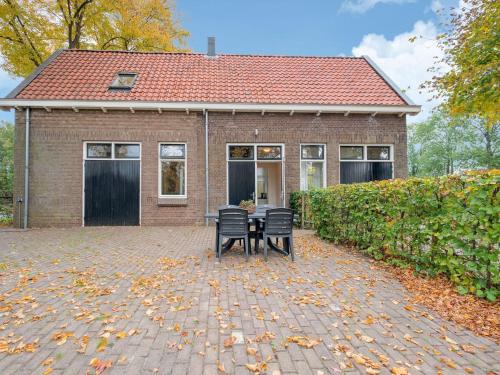 ドウィンゲロープにあるCozy Holiday Home by the Canal in Dwingelooの家