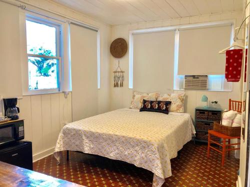um quarto com uma cama e uma janela em Private Studio with Free Parking - 7G em Miami