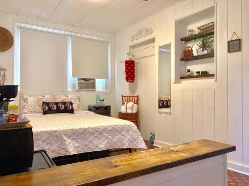 Ein Bett oder Betten in einem Zimmer der Unterkunft Private Studio with Free Parking - 7G